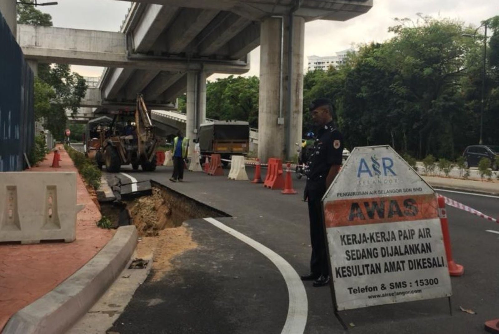 Road in Bandar Utama Collapses Because Of Burst Pipe, Power Cut For A Brief Time - WORLD OF BUZZ 1