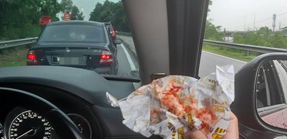 Snatch Thieves Thought Serdang Man Was Holding His Phone In Car, Turns Out They Grabbed His Burger - WORLD OF BUZZ 1