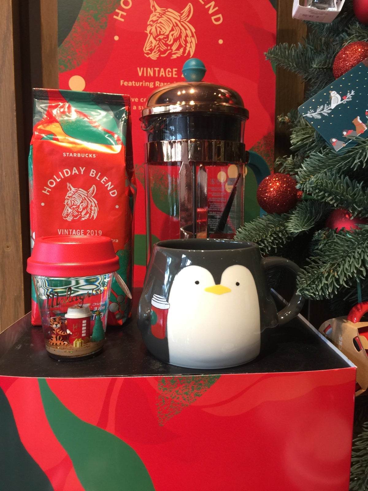 Starbucks M'sia New Holiday Collection Out on Nov 5 Is Adorned with Super Cute Polar Bears & Penguins! - WORLD OF BUZZ 1