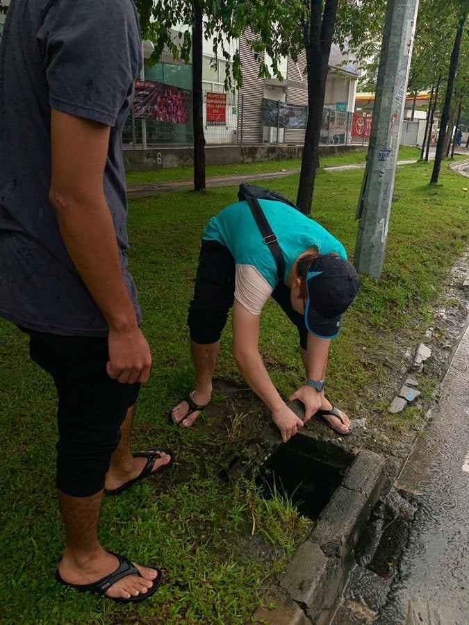 These Good-Willed M'sians Helped Ease A Flood At Jalan Genting By Removing Drain Covers! - WORLD OF BUZZ 1