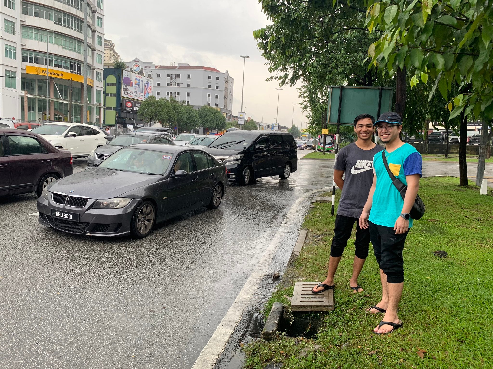 These Good-Willed M'sians Helped Ease A Flood At Jalan Genting By Removing Drain Covers! - WORLD OF BUZZ 2