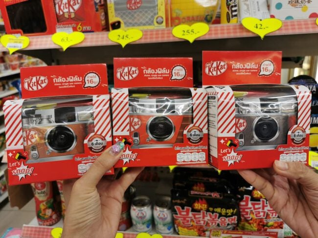 These Vintage Kit Kat Film Cameras Are Available in All 7-Eleven Thailand Outlets & They're Super Cute! - WORLD OF BUZZ 1