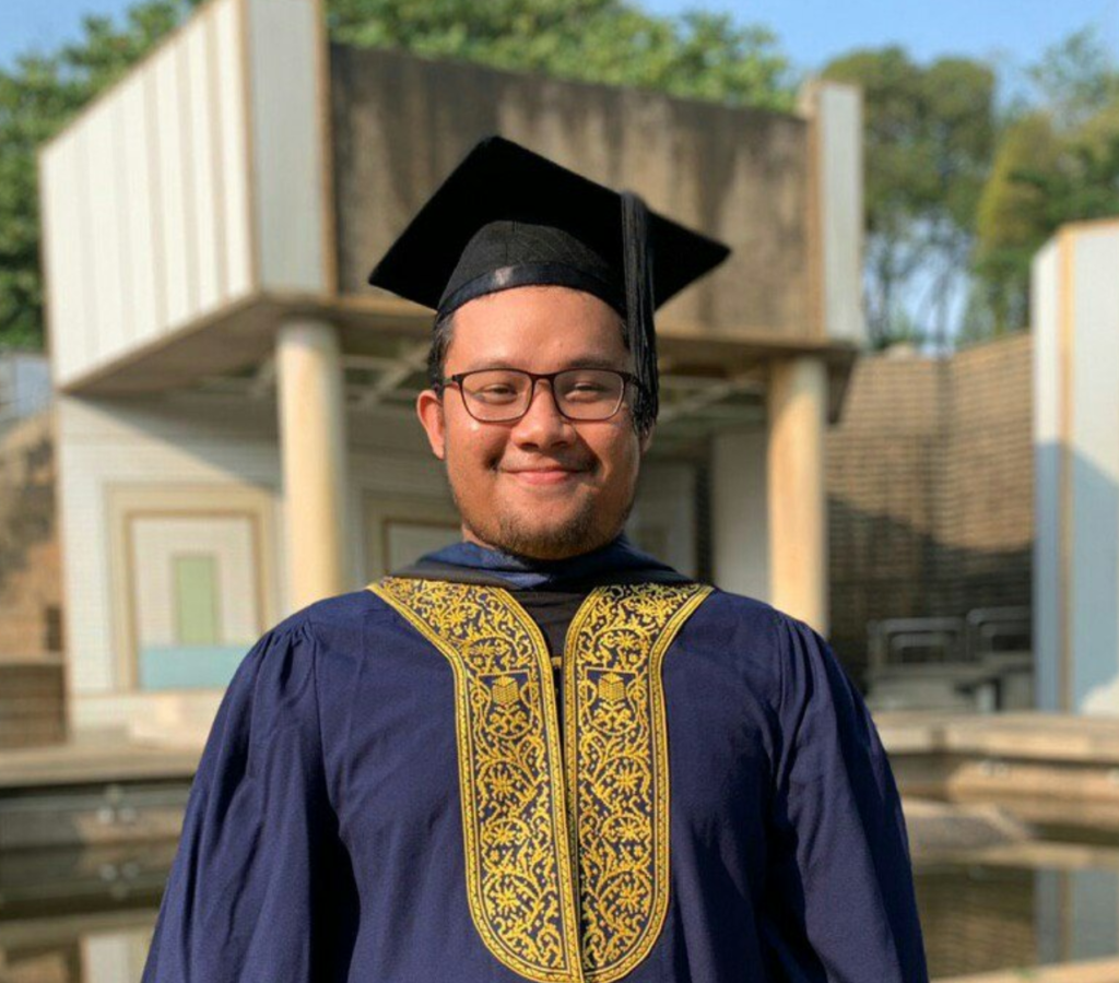 This Student Of UiTM Shah Alam Finally Graduates After Failing 18 Times. - WORLD OF BUZZ 1