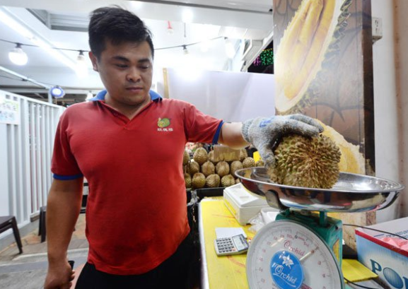Tourists Pay Rm 540 For One Measly 2Kg Durian Because Of Stall's &Quot;Pay When You're Done&Quot; Policy - World Of Buzz 1