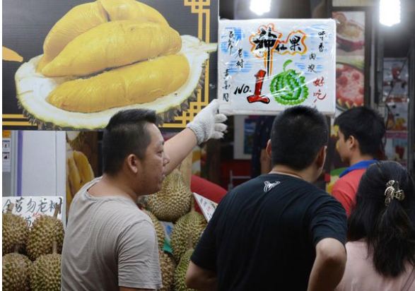 Tourists Pay RM 540 For ONE Measly 2KG Durian Because Of Stall's "Pay When You're Done" Policy - WORLD OF BUZZ