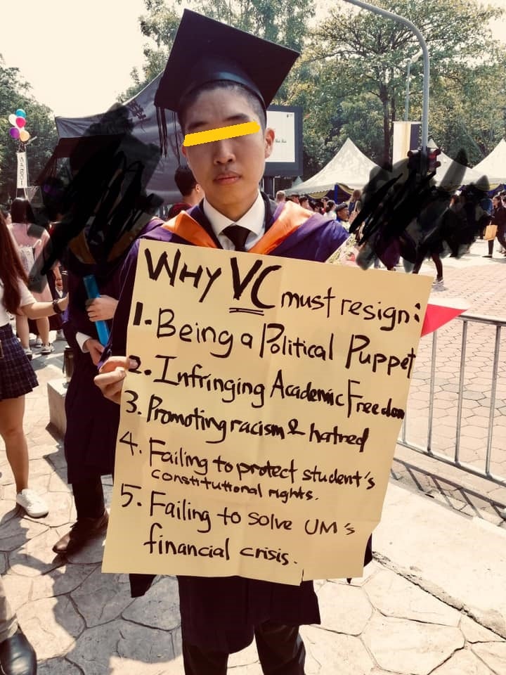 UM Graduate Protested With A Placard During Convo Asking For The Vice-Chancellor To Step Down - WORLD OF BUZZ 5