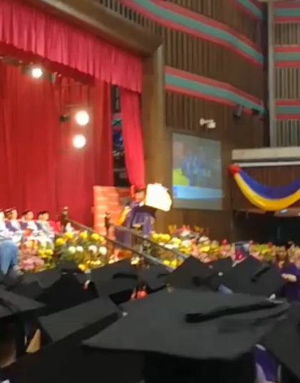 UM Graduate Protested With A Placard During Convo Asking For The Vice-Chancellor To Step Down - WORLD OF BUZZ 6