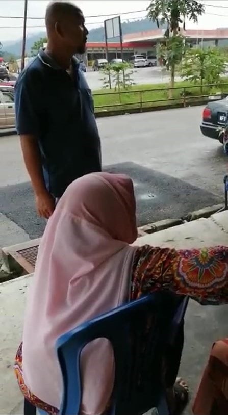 Ungrateful Daughter Abandons 80yo Mum At Kedah Grocery Store With Just A Bag Of Clothes - WORLD OF BUZZ 1