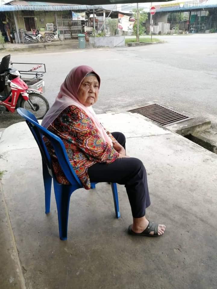 Ungrateful Daughter Abandons 80yo Mum At Kedah Grocery Store With Just A Bag Of Clothes - WORLD OF BUZZ 3
