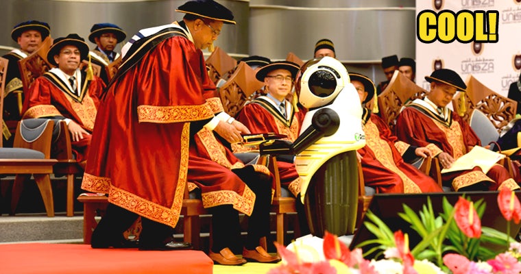 UniSZA Made A Historical Move By Opening Graduation Ceremony With A Robot - WORLD OF BUZZ