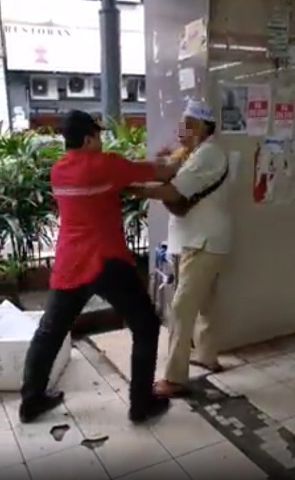 Video: Alleged DBKL Officer Asks for RM5 "Fee", Hits & Spits At Elderly Seller Who Refuse to Pay - WORLD OF BUZZ 1