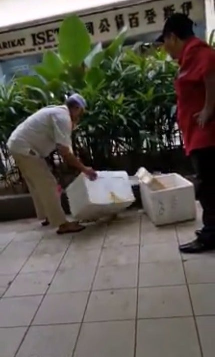 Video: Alleged DBKL Officer Asks for RM5 "Fee", Hits & Spits At Elderly Seller Who Refuse to Pay - WORLD OF BUZZ 2