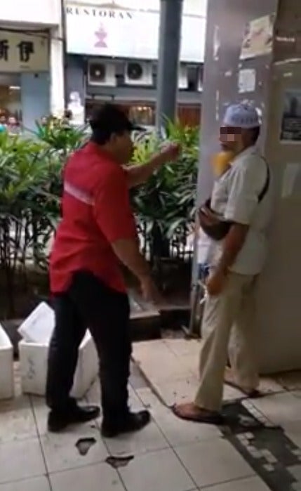 Video: Alleged DBKL Officer Asks for RM5 "Fee", Hits & Spits At Elderly Seller Who Refuse to Pay - WORLD OF BUZZ