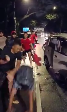 Video: Drunk Driver Gets A Beating For Driving Against Traffic And Causes An Accident - WORLD OF BUZZ 1