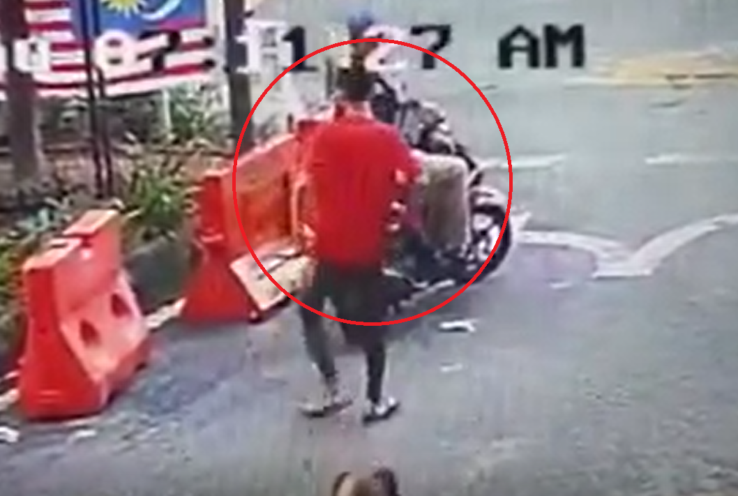 Video: Heartless Young M'sian Man Steals From Pak Cik Roti, Then Punches Him When He's Caught - World Of Buzz 1