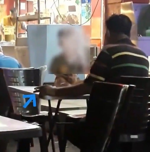 Watch: Irresponsible M'sian Father Smokes in Public, Purposefully Blows the Residue to His Toddler Son - WORLD OF BUZZ 1