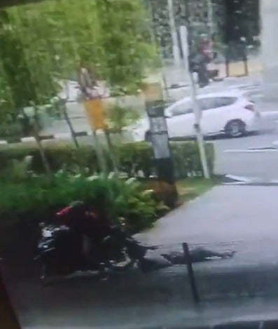 Watch: Motorcyclist Mercilessly Dragged Woman Through Asphalt Driveway in KL to Steal Her Purse - WORLD OF BUZZ 2