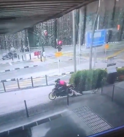 Watch: Motorcyclist Mercilessly Dragged Woman Through Asphalt Driveway in KL to Steal Her Purse - WORLD OF BUZZ 3