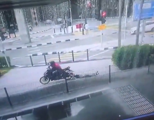 Watch: Motorcyclist Mercilessly Dragged Woman Through Asphalt Driveway in KL to Steal Her Purse - WORLD OF BUZZ 4