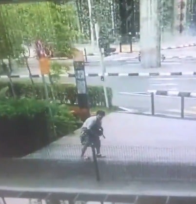 Watch: Motorcyclist Mercilessly Dragged Woman Through Asphalt Driveway in KL to Steal Her Purse - WORLD OF BUZZ 6