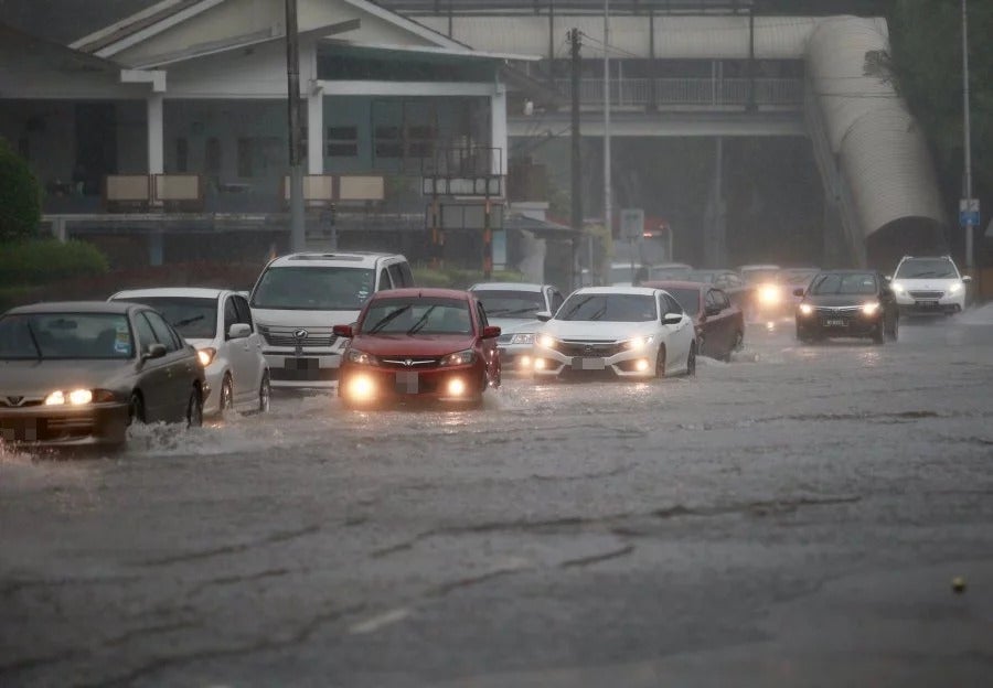 Wet Season Continues As M'sians Brace for Heavy Rain & Thunderstorms Expected This Whole Week - WORLD OF BUZZ 1