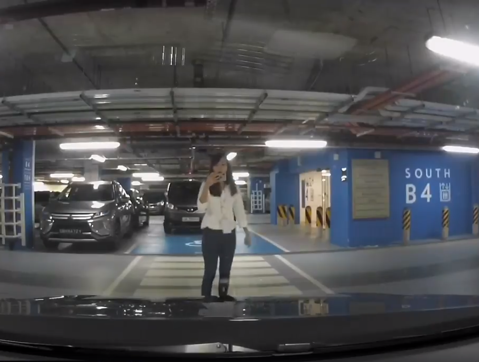 Woman Accuses Driver Of Not Parking Properly When She Wasn't Even In An Actual Parking Spot - WORLD OF BUZZ 4
