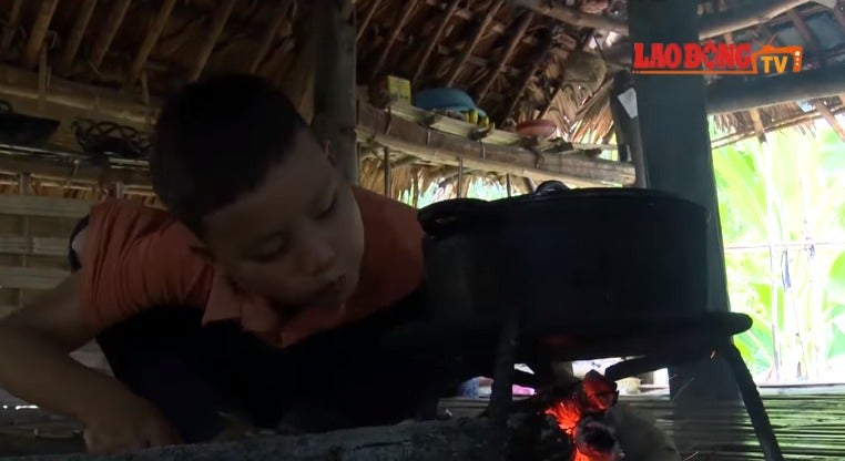 10yo Boy Lives on His Own & Grows Vege to Survive After Grandma and Father Dies - WORLD OF BUZZ 3