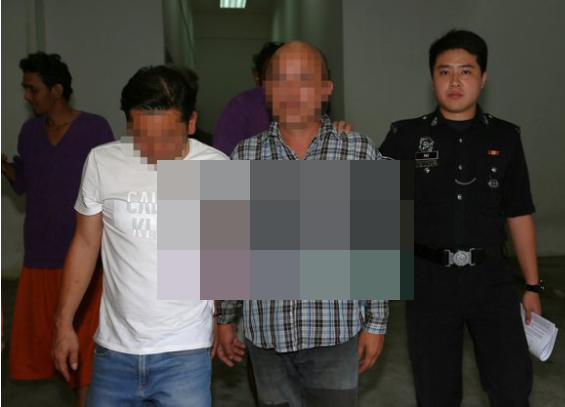 2 M'sian Smokers Arrested After Being Caught In The Act At Kajang Restaurant - WORLD OF BUZZ 2