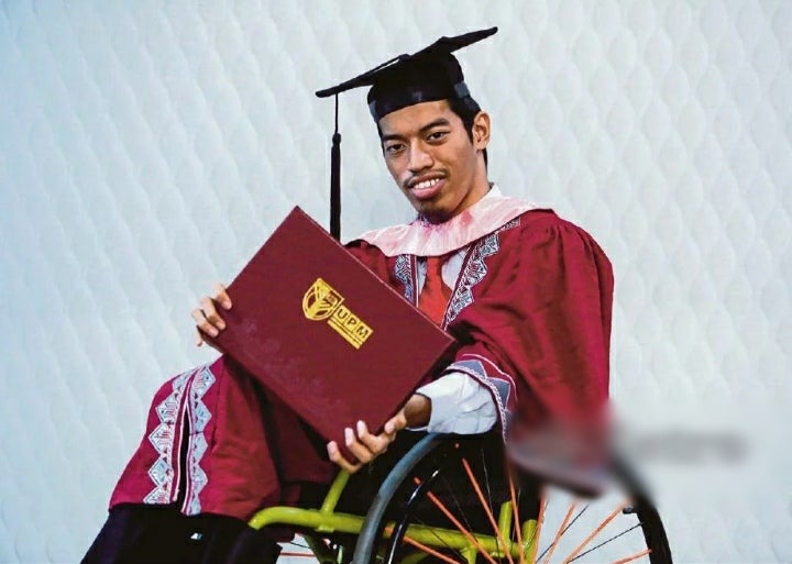 25yo Special Needs Man Was Made Fun Of When Younger, Grads With A Degree To Prove Them Wrong - WORLD OF BUZZ 2