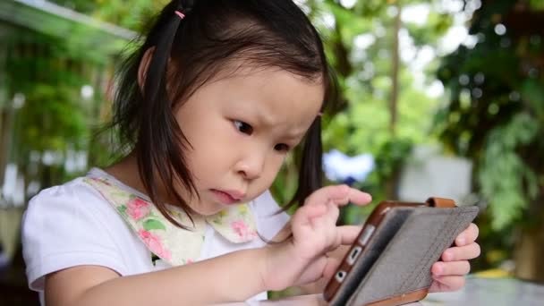 3yo Girl Is Now Short-Sighted As She Was Always Watching Cartoons On Mobile Phone - WORLD OF BUZZ 1
