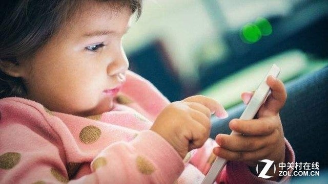 3yo Girl Is Now Short-Sighted As She Was Always Watching Cartoons On Mobile Phone - WORLD OF BUZZ