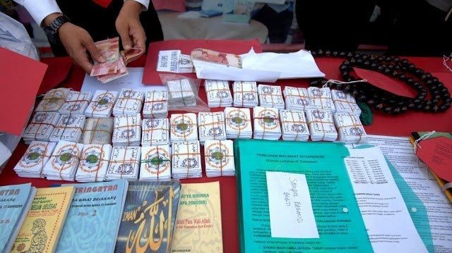 74yo Uncle Builds A Cult & Sells "Go To Heaven Cards" For RM18, Gets Arrested - WORLD OF BUZZ 2