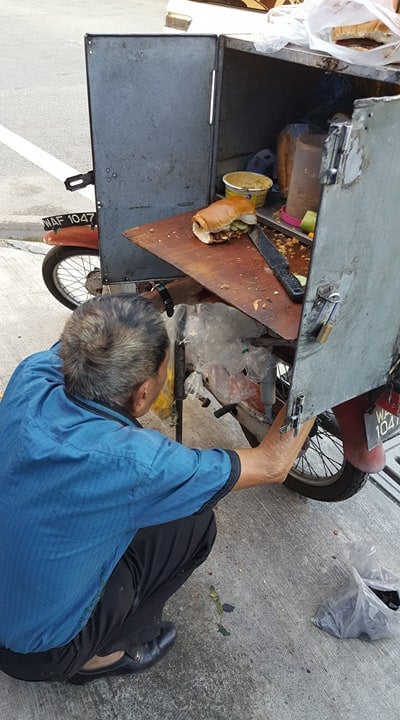 80Yo M'sian Uncle Has No Family, Sells Rm3 Sandwiches At Pudu So He Can Survive - World Of Buzz 2