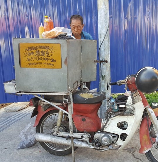 80Yo M'sian Uncle Has No Family, Sells Rm3 Sandwiches At Pudu So He Can Survive - World Of Buzz