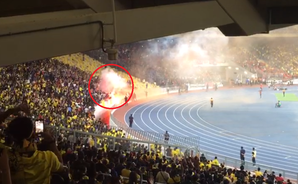 Angry Indo Football Fans Throw Lit Flares At M'sians After Harimau Malaya Scores 1St Goal - World Of Buzz 1