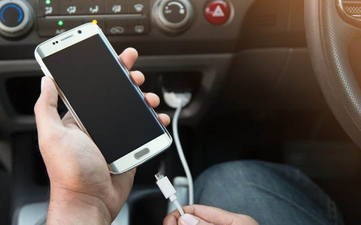 Beware: Charging Your Phone In The Car Could Spoil Your Phone & Car Battery! - WORLD OF BUZZ
