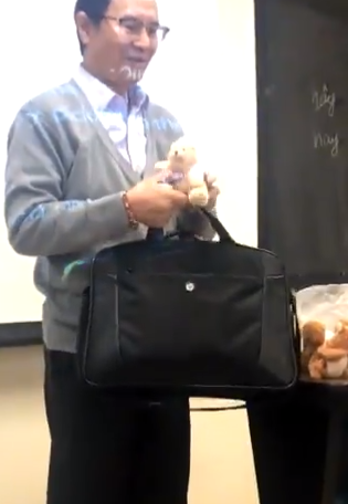 Good-Hearted Professor Brings Stuffed Animals As A Reward To Motivate His Students - WORLD OF BUZZ 2