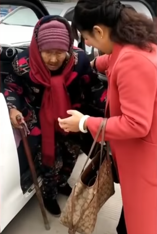 Heartwarming Video Shows 107Yo Woman Save A Piece Of Candy Before Offering It To Her 84Yo Daughter - World Of Buzz 1