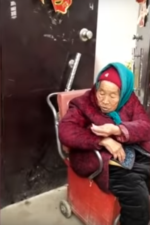 Heartwarming Video Shows 107Yo Woman Save A Piece Of Candy Before Offering It To Her 84Yo Daughter - World Of Buzz 5