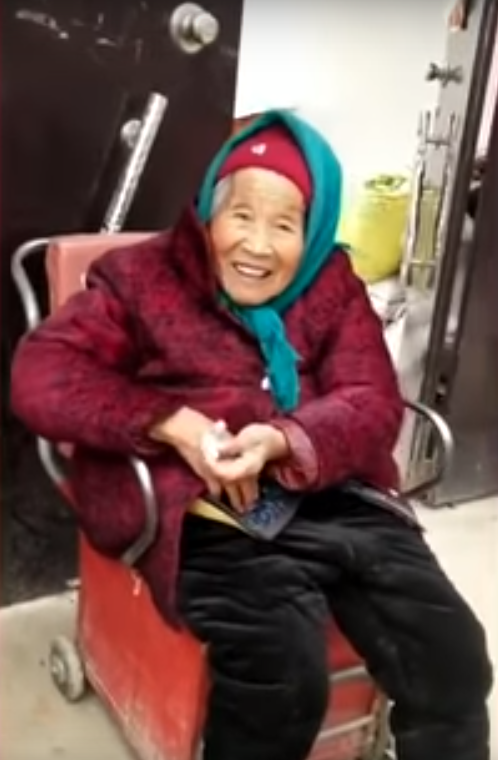 Heartwarming Video Shows 107Yo Woman Save A Piece Of Candy Before Offering It To Her 84Yo Daughter - World Of Buzz 6