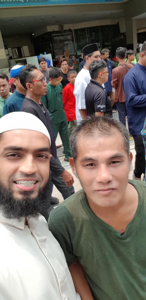 kind cheerful sg uncle help arrage shoes at mosque - WORLD OF BUZZ 1