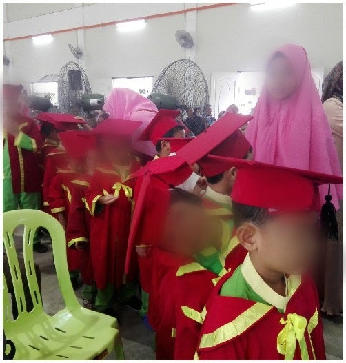 Kind M'sian Man Paid For Kid's Graduation Photos As His Father Could Not Afford It - World Of Buzz 1