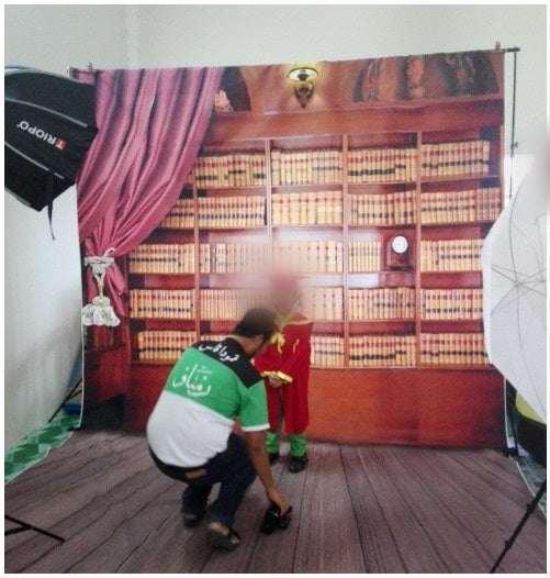 Kind M'sian Man Paid For Kid's Graduation Photos As His Father Could Not Afford It - World Of Buzz 2