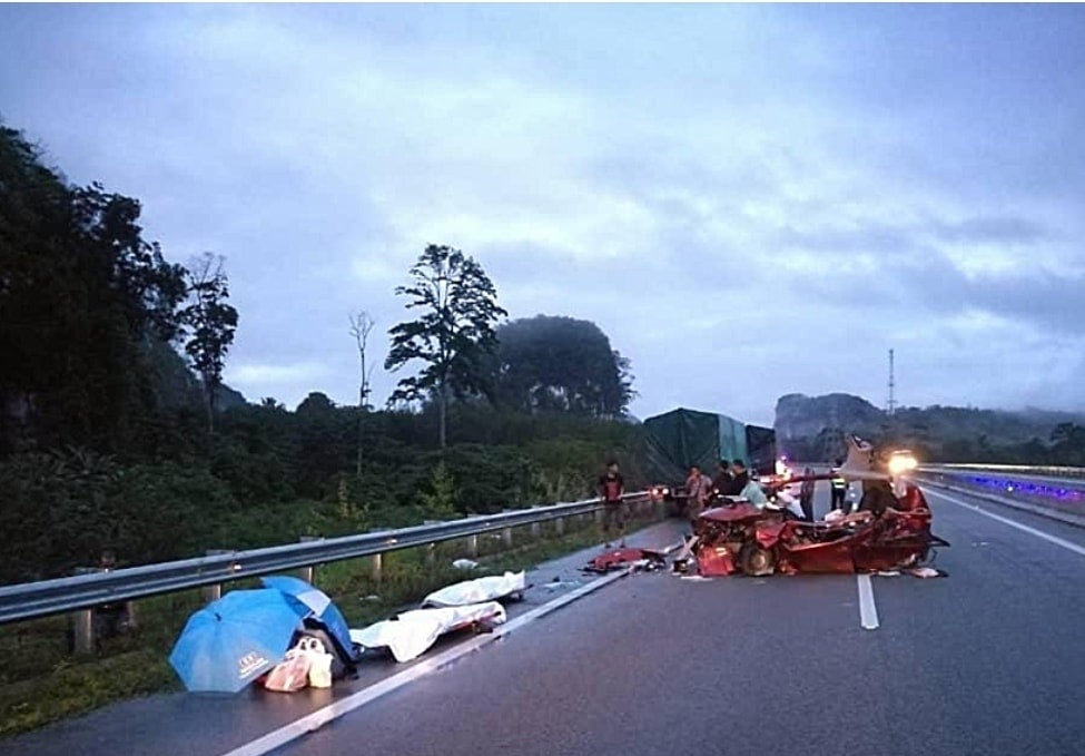 Kuantan Man Dozes Off While Driving &Amp; Crashes Into Parked Lorry, Killing 2 Of His Friends - World Of Buzz 1