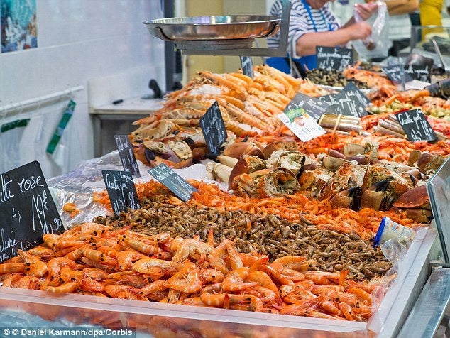 Man Accidentally Cuts Finger While Handling Prawns, Gets Deadly Infection & Dies 3 Days Later - WORLD OF BUZZ 2