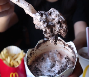 McDonald's Msia Is Now Offering Oreo Cookies & Cream Pie, Nestum McFlurry & Other Desserts! - WORLD OF BUZZ 1