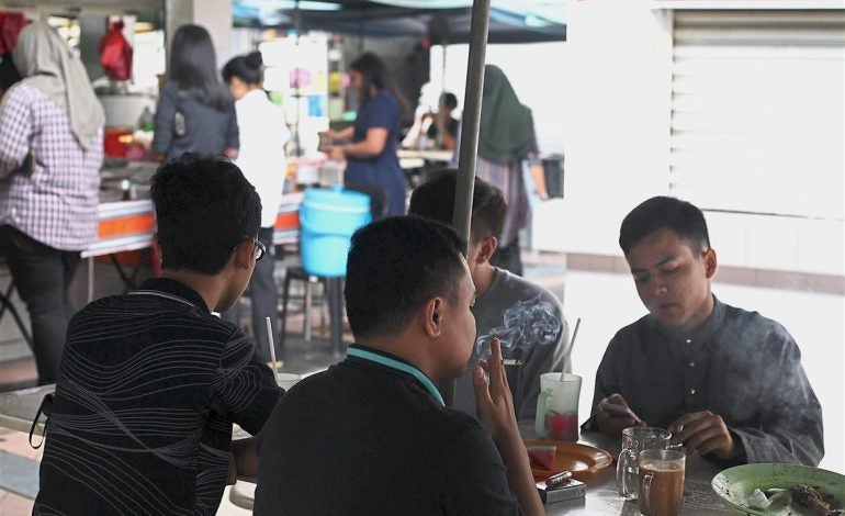 MOH: Smokers Will Be Fined RM10,000 For Smoking At F&B Outlets Starting January 2020 - WORLD OF BUZZ 1