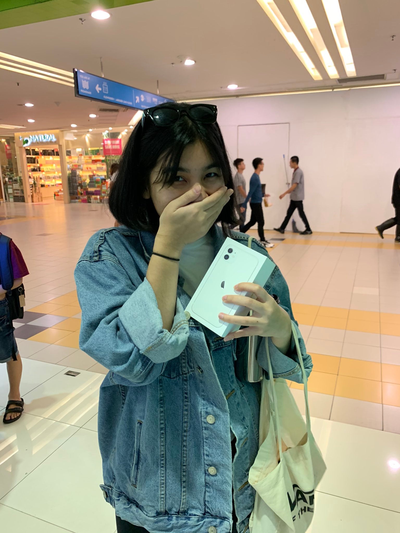 M'sian Girl Receives New iPhone 11 From Guy Best Friend After Her Old Phone Screen Cracks - WORLD OF BUZZ 2