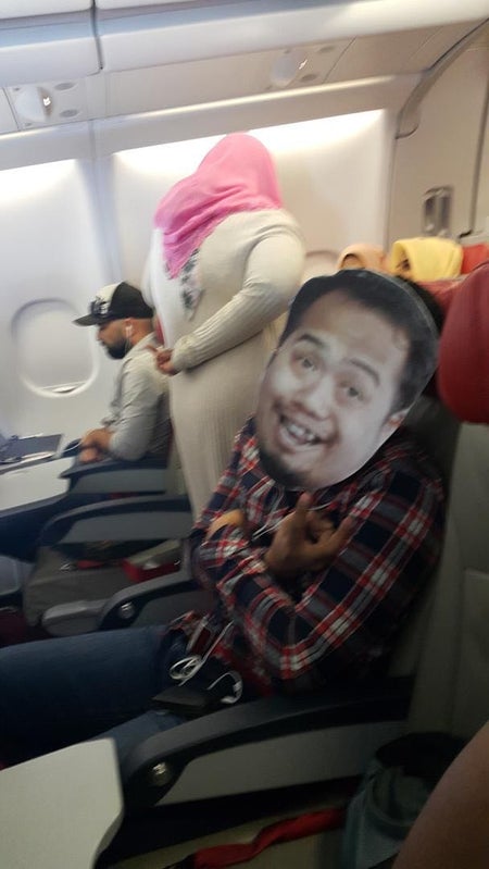 M'sian Man Couldn't Join His Bros Trip To Australia, So They Brought His Face With Them! - World Of Buzz 1