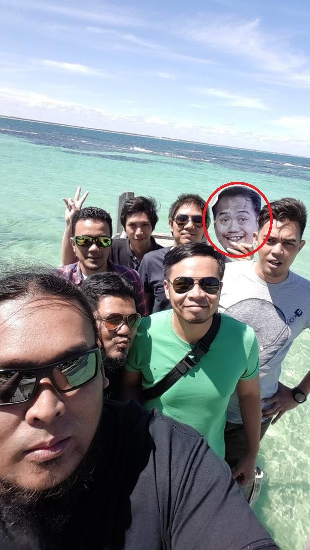 M'sian Man Couldn't Join His Bros Trip To Australia, So They Brought His Face With Them! - WORLD OF BUZZ